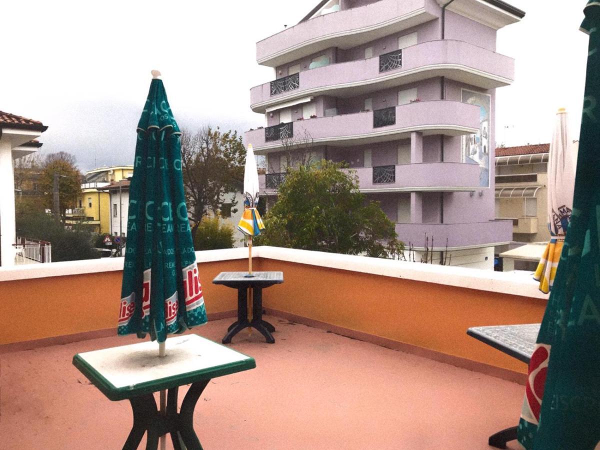 Hotel Villa Lorena Rímini Exterior foto